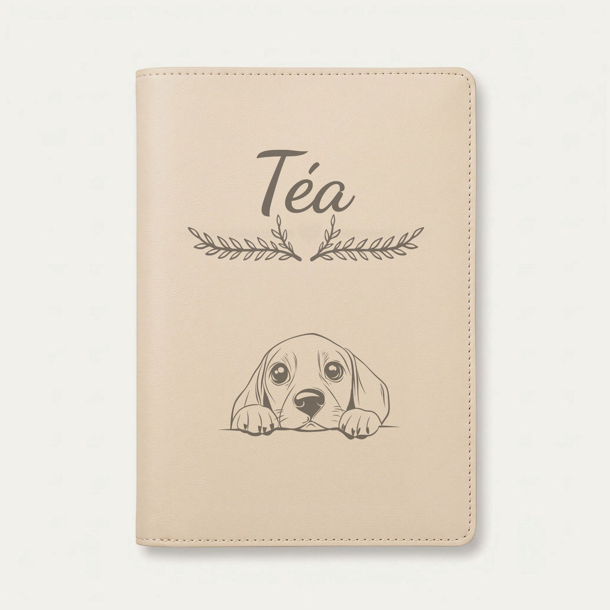 Protège carnet de santé chien personnalisé – Beagle — Crème vanille — Bouquet — gravure « Téa »