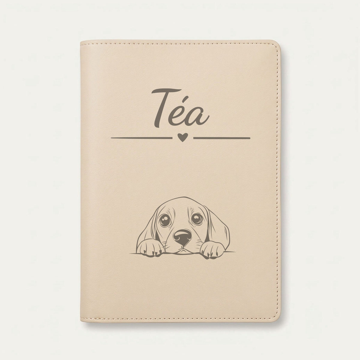 Protège carnet de santé chien personnalisé – Beagle — Crème vanille — Cœur — gravure « Téa »