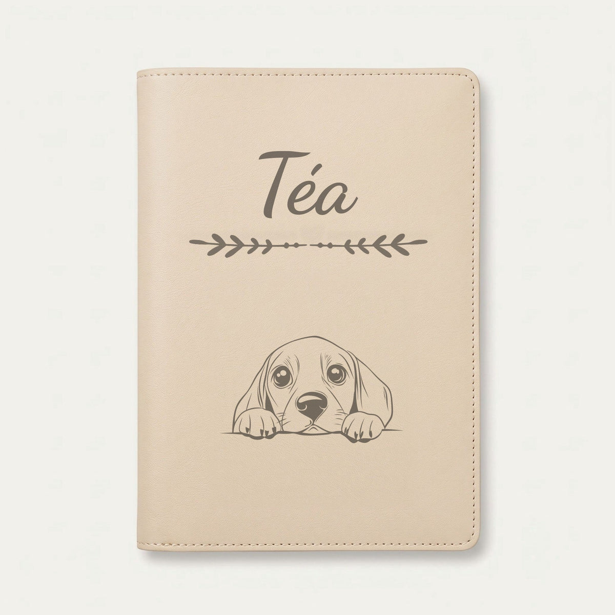 Protège carnet de santé chien personnalisé – Beagle — Crème vanille — Flèche — gravure « Téa »