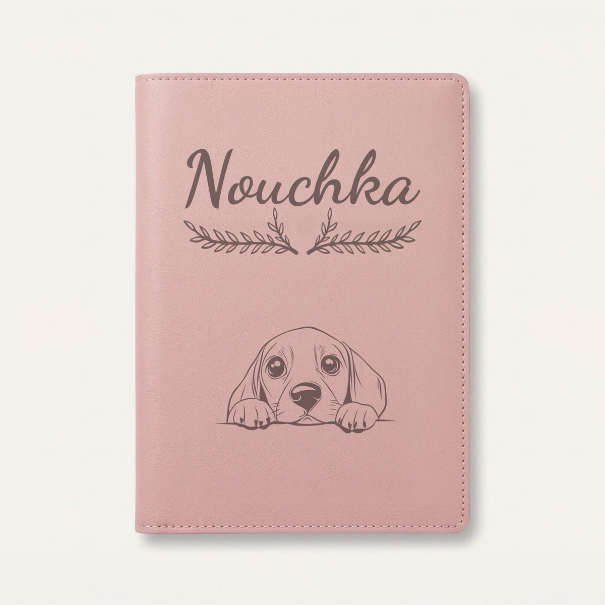 Protège carnet de santé chien personnalisé – Beagle — Rose dragée — Bouquet — gravure « Nouchka »