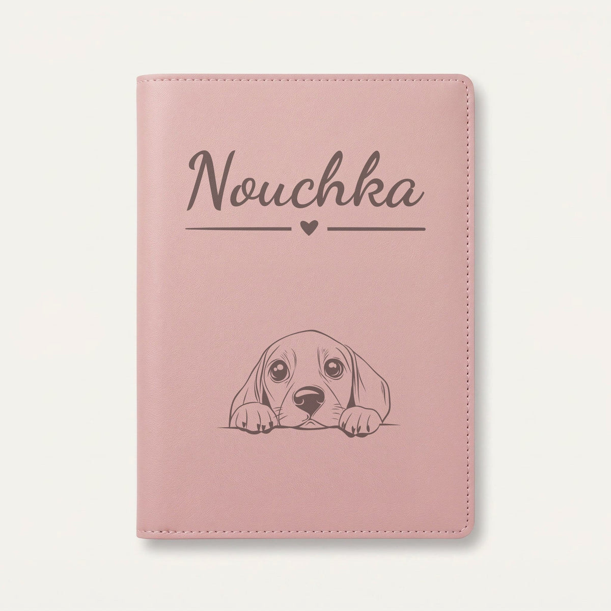 Protège carnet de santé chien personnalisé – Beagle — Rose dragée — Cœur — gravure « Nouchka »