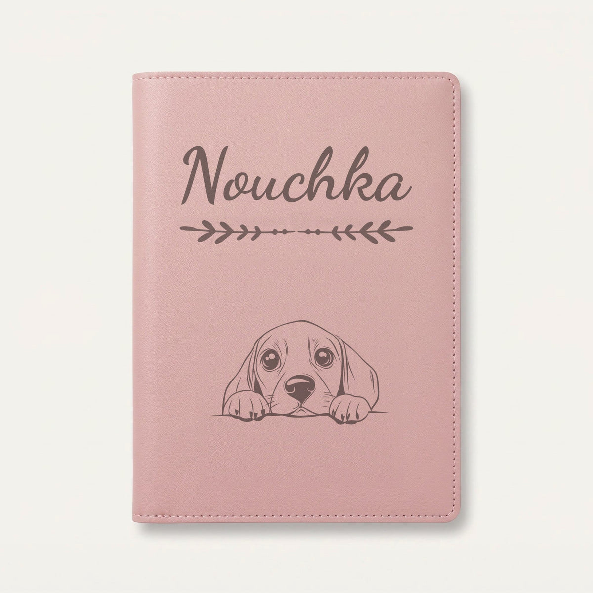 Protège carnet de santé chien personnalisé – Beagle — Rose dragée — Flèche — gravure « Nouchka »