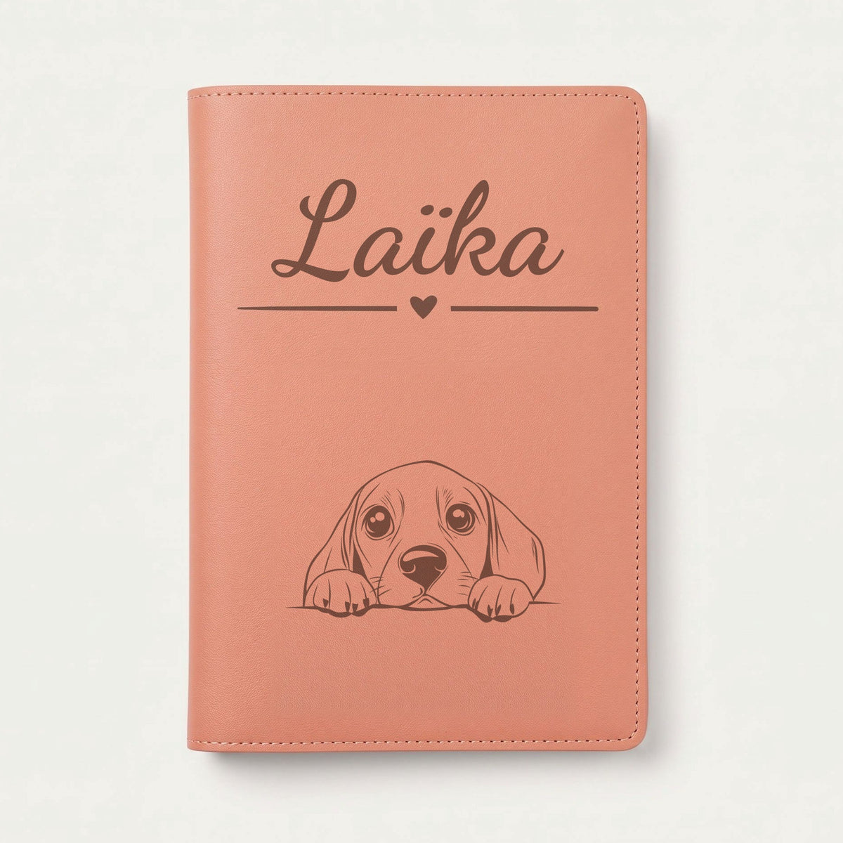 Protège carnet de santé chien personnalisé – Beagle — Terracotta — Cœur — gravure « Laïka »