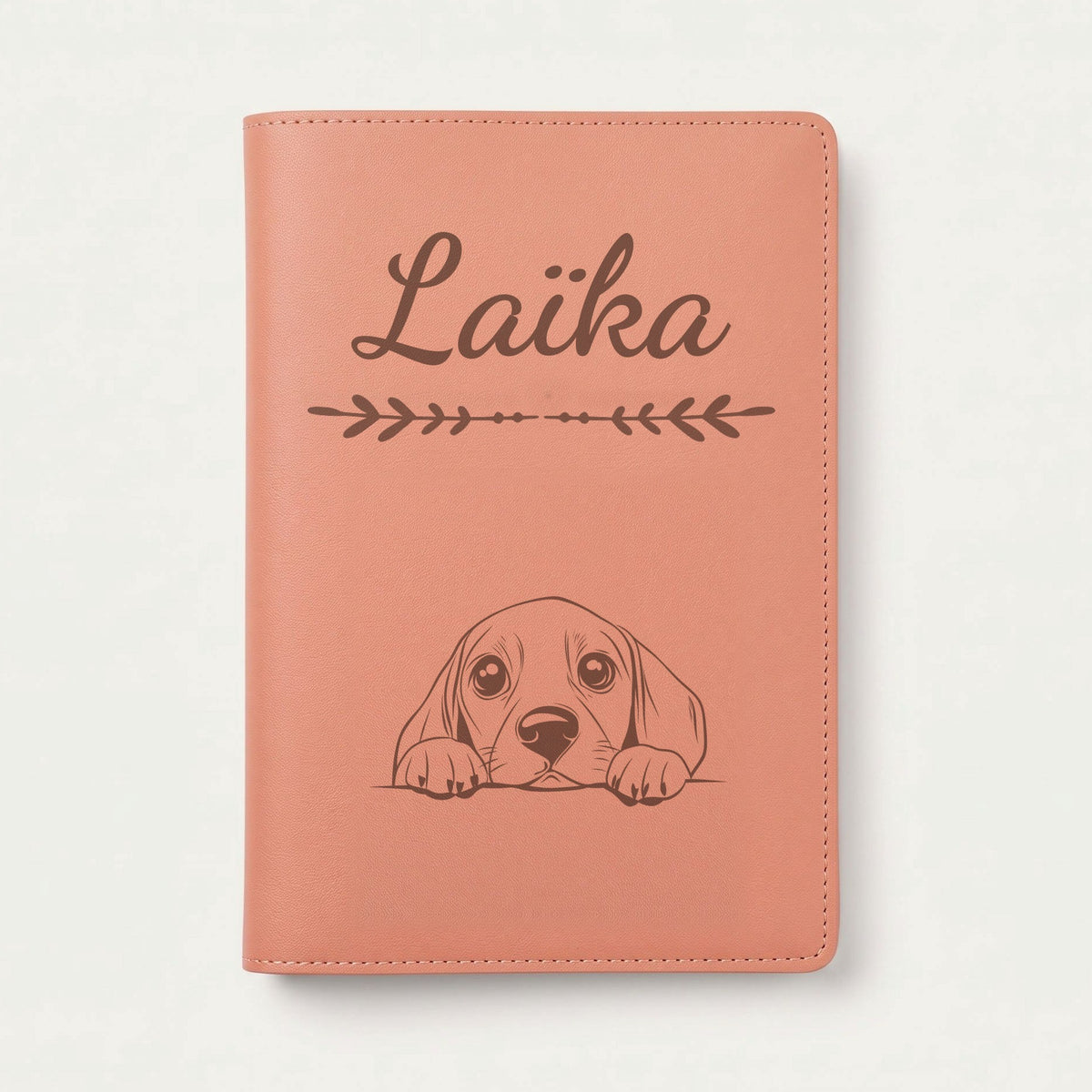 Protège carnet de santé chien personnalisé – Beagle — Terracotta — Flèche — gravure « Laïka »