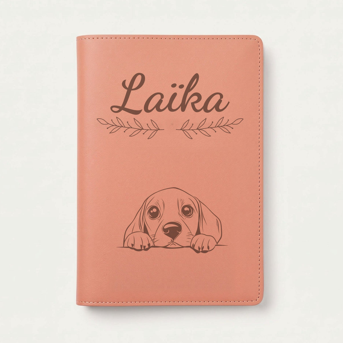 Protège carnet de santé chien personnalisé – Beagle — Terracotta — Rameaux — gravure « Laïka »