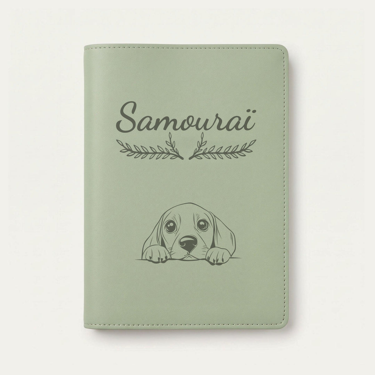 Protège carnet de santé chien personnalisé – Beagle — Vert sauge — Bouquet — gravure « Samouraï »