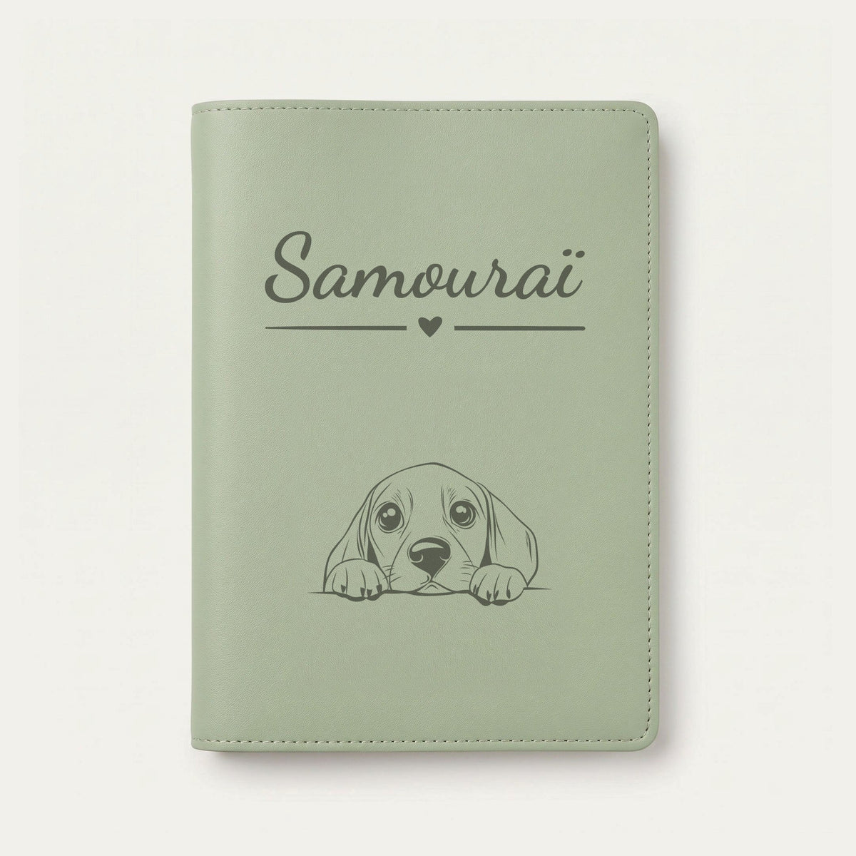 Protège carnet de santé chien personnalisé – Beagle — Vert sauge — Cœur — gravure « Samouraï »