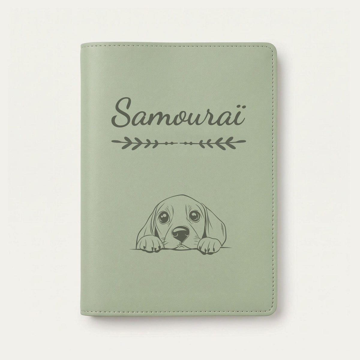 Protège carnet de santé chien personnalisé – Beagle — Vert sauge — Flèche — gravure « Samouraï »