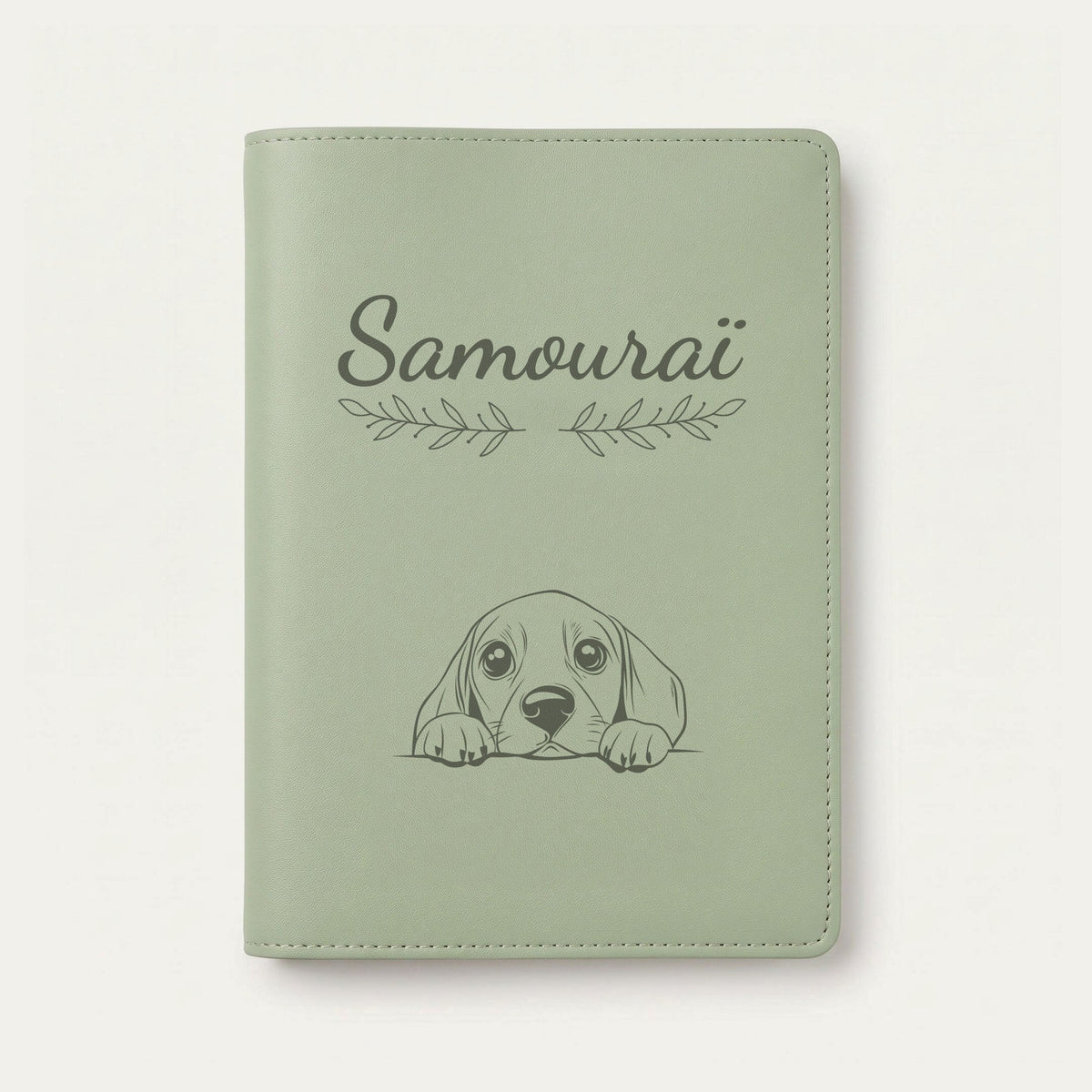 Protège carnet de santé chien personnalisé – Beagle — Vert sauge — Rameaux — gravure « Samouraï »