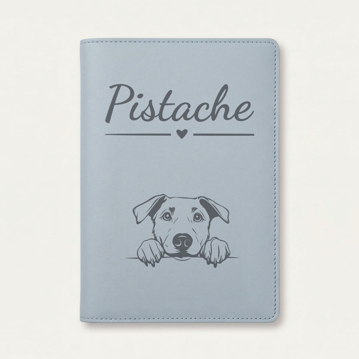 Protège carnet de santé chien personnalisé – Beauceron — Bleu nuage — Cœur — gravure « Pistache »