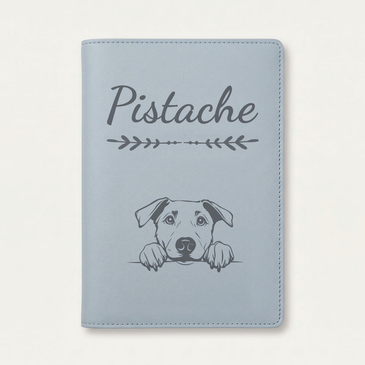 Protège carnet de santé chien personnalisé – Beauceron — Bleu nuage — Flèche — gravure « Pistache »
