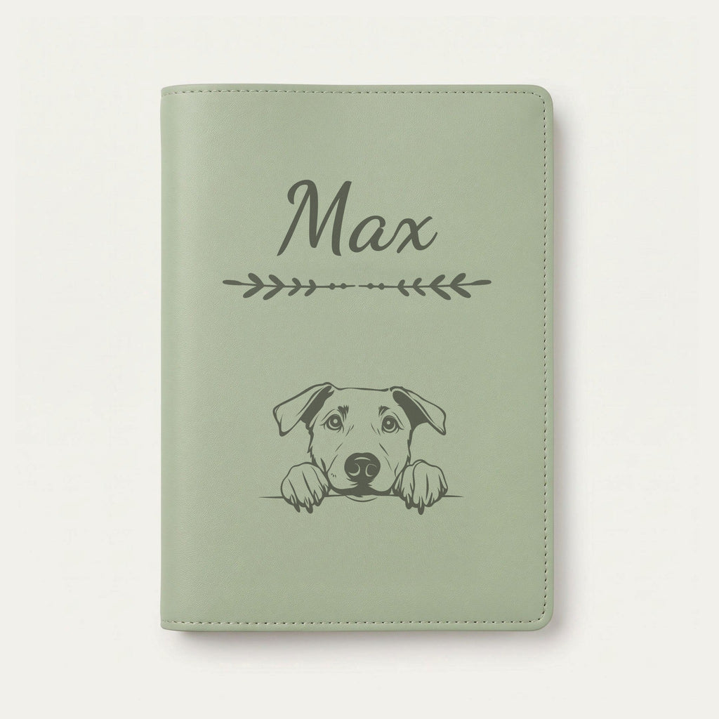 Protège carnet de santé chien personnalisé – Beauceron — Vert sauge — Flèche — gravure « Max »