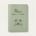 Protège carnet de santé chien personnalisé – Beauceron — Vert sauge — Flèche — gravure « Max »