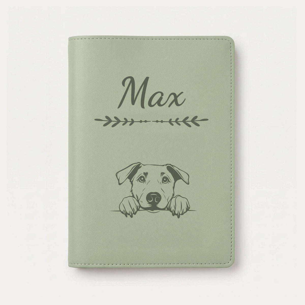 Protège carnet de santé chien personnalisé – Beauceron — Vert sauge — Flèche — gravure « Max »