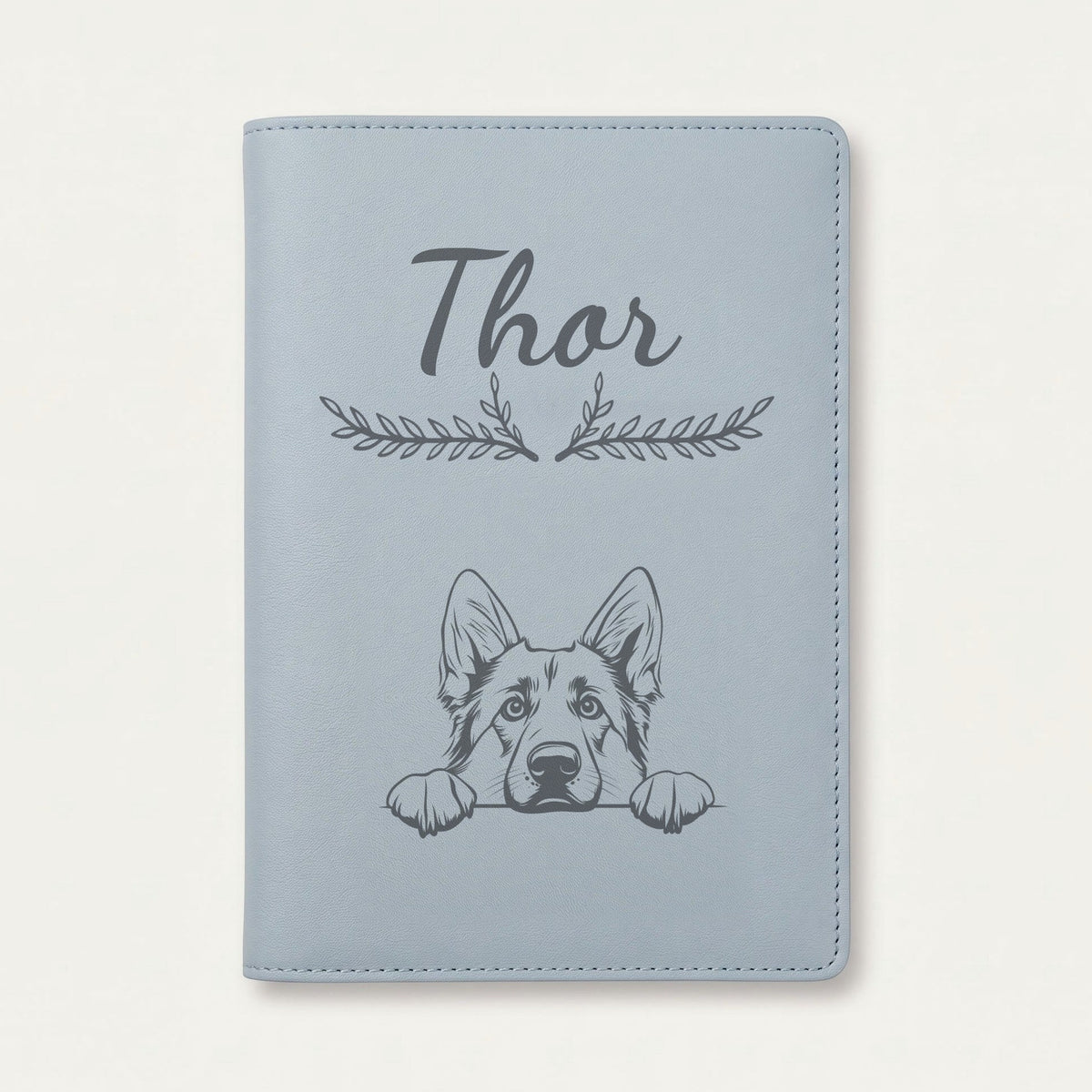 Protège carnet de santé chien personnalisé – Berger allemand — Bleu nuage — Bouquet — gravure « Thor »