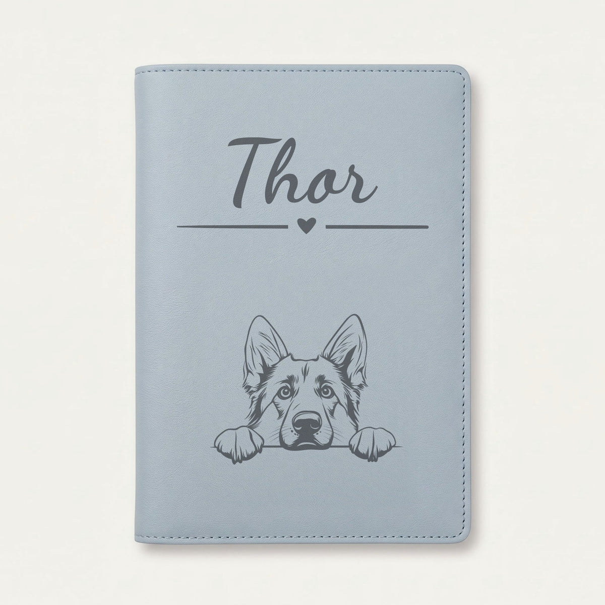 Protège carnet de santé chien personnalisé – Berger allemand — Bleu nuage — Cœur — gravure « Thor »