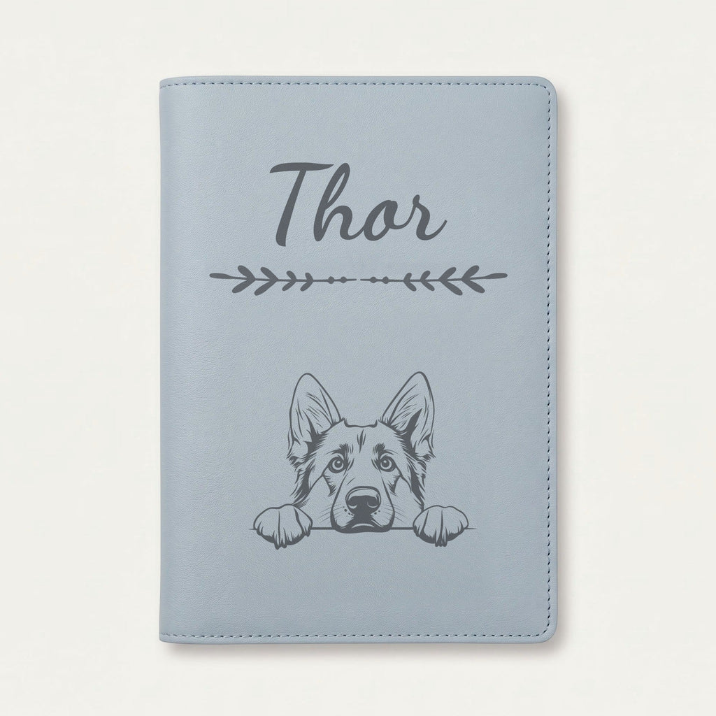 Protège carnet de santé chien personnalisé – Berger allemand — Bleu nuage — Flèche — gravure « Thor »