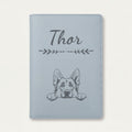 Protège carnet de santé chien personnalisé – Berger allemand — Bleu nuage — Flèche — gravure « Thor »