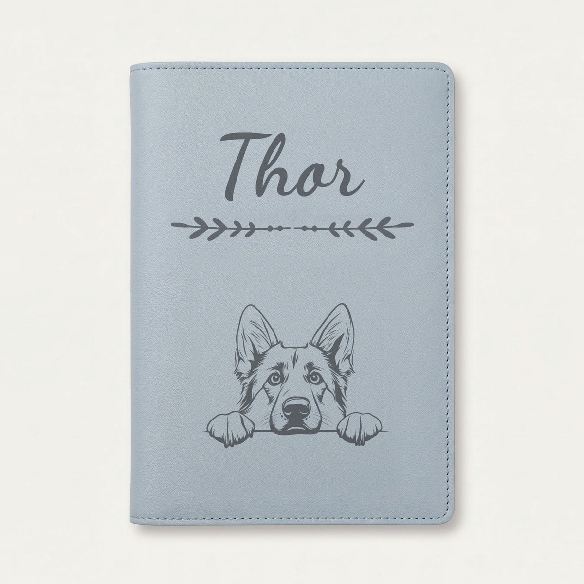 Protège carnet de santé chien personnalisé – Berger allemand — Bleu nuage — Flèche — gravure « Thor »