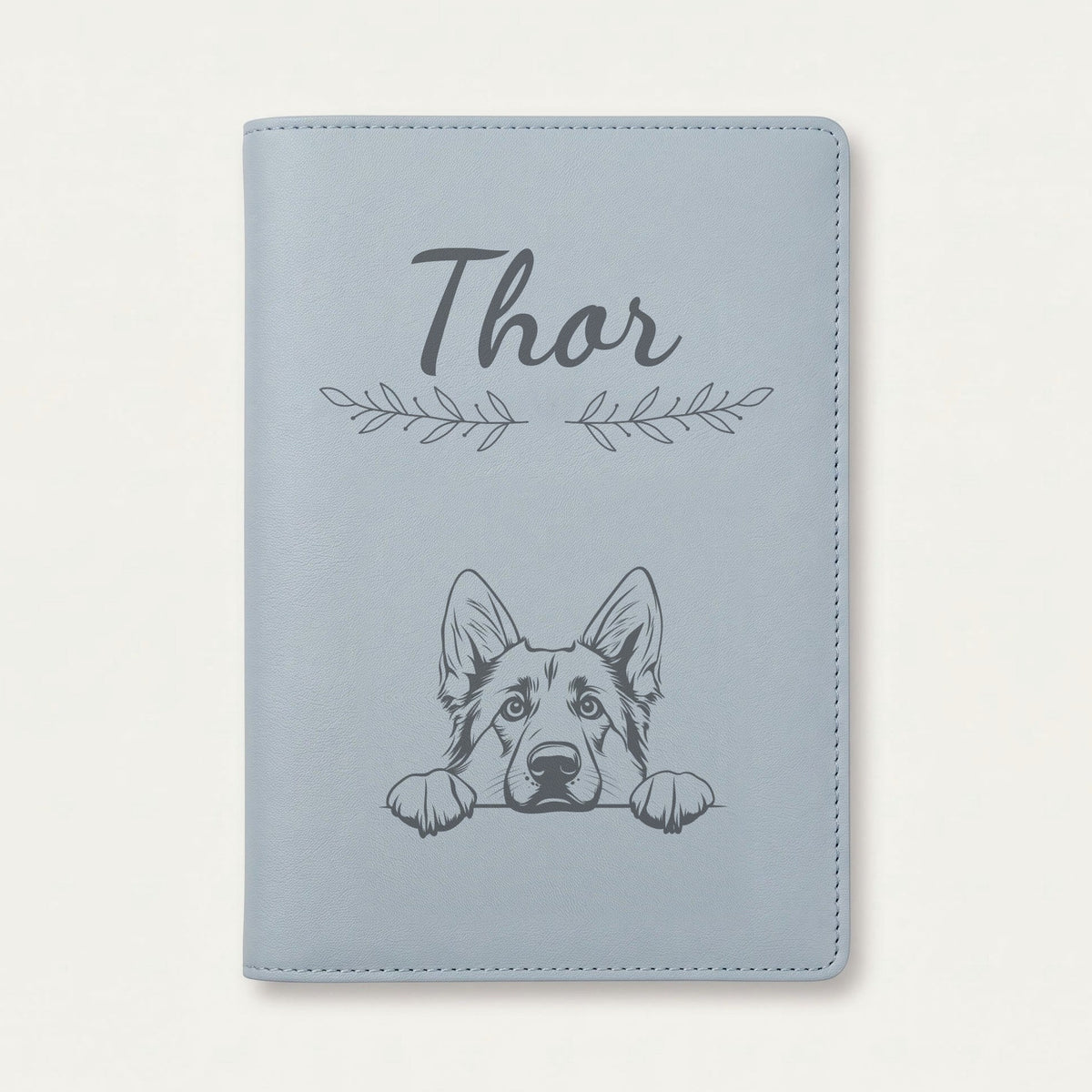 Protège carnet de santé chien personnalisé – Berger allemand — Bleu nuage — Rameaux — gravure « Thor »