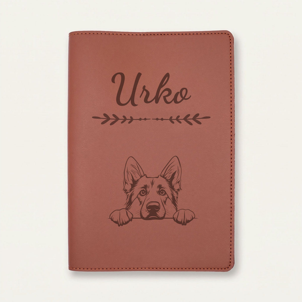Protège carnet de santé chien personnalisé – Berger allemand — Chocolat — Flèche — gravure « Urko »