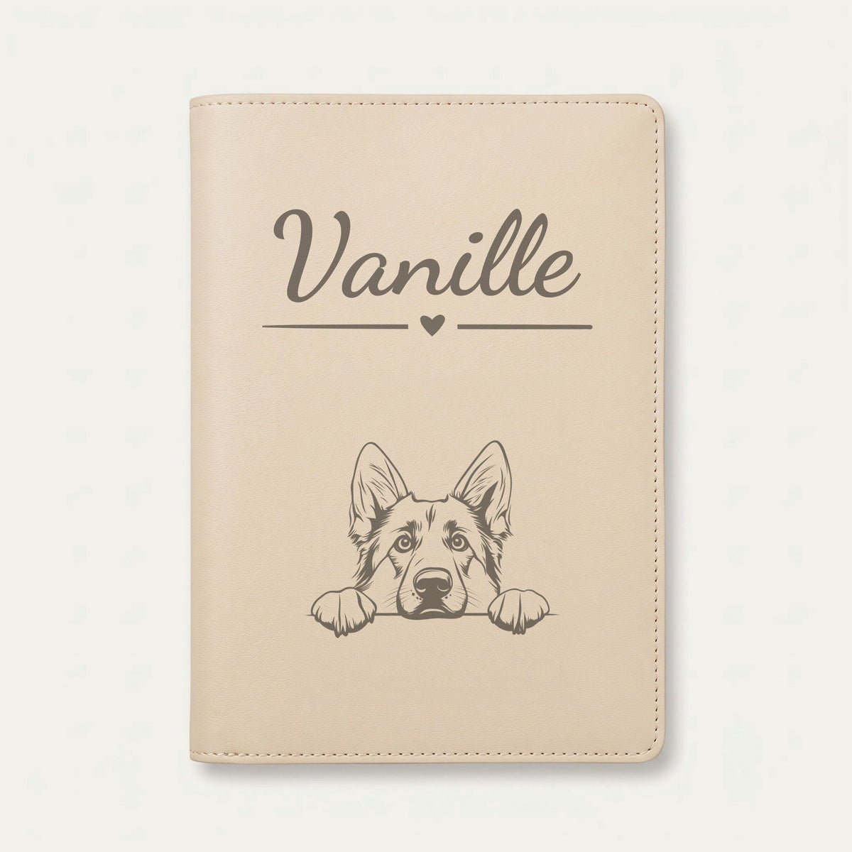 Protège carnet de santé chien personnalisé – Berger allemand — Crème vanille — Cœur — gravure « Vanille »