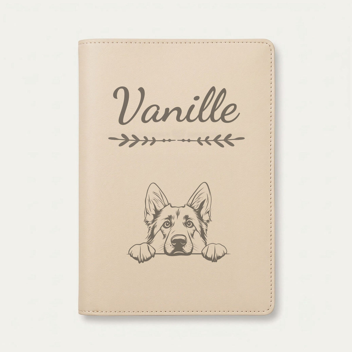 Protège carnet de santé chien personnalisé – Berger allemand — Crème vanille — Flèche — gravure « Vanille »
