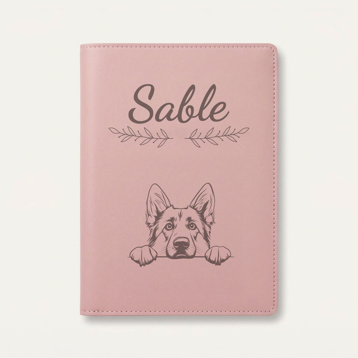 Protège carnet de santé chien personnalisé – Berger allemand — Rose dragée — Rameaux — gravure « Sable »