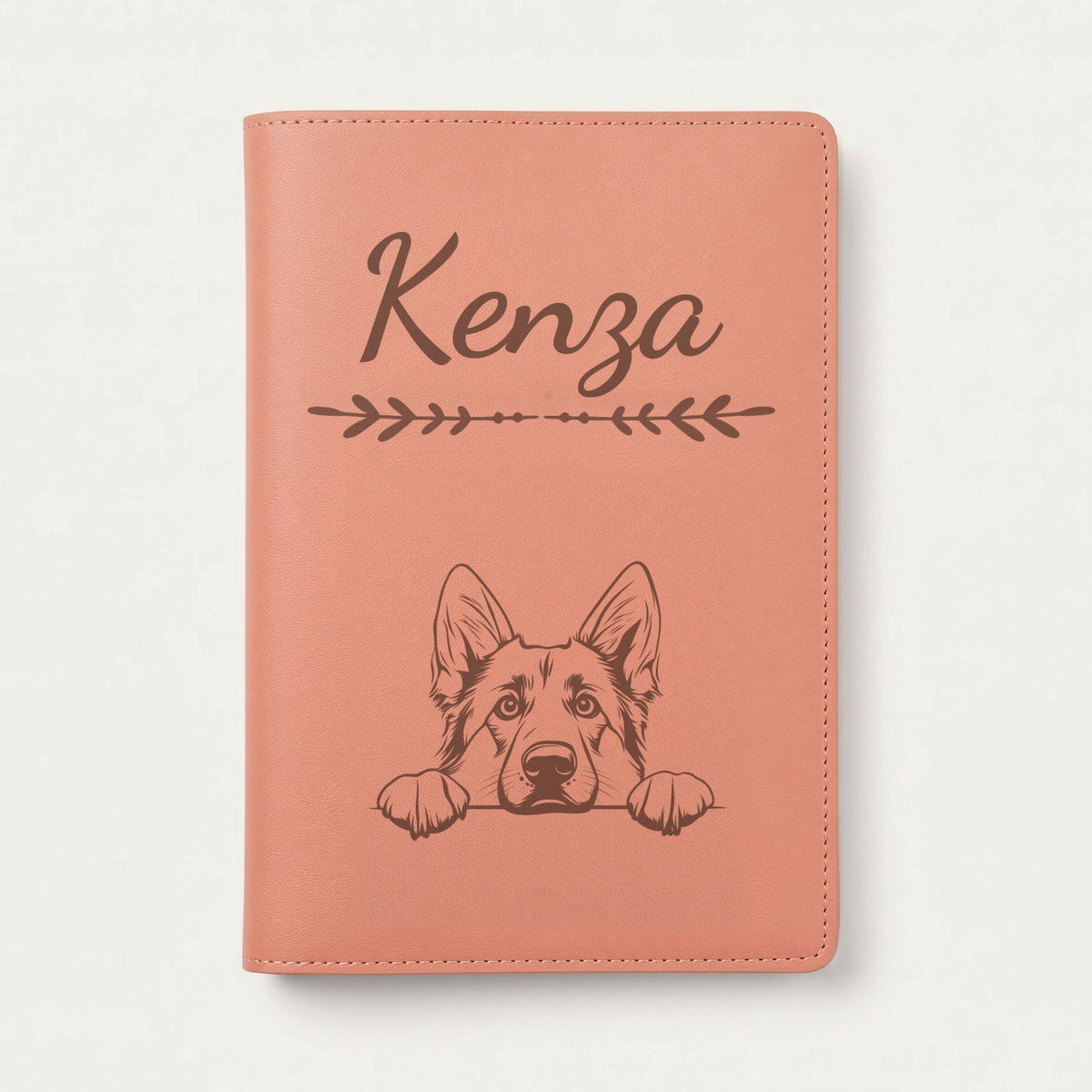 Protège carnet de santé chien personnalisé – Berger allemand — Terracotta — Flèche — gravure « Kenza »