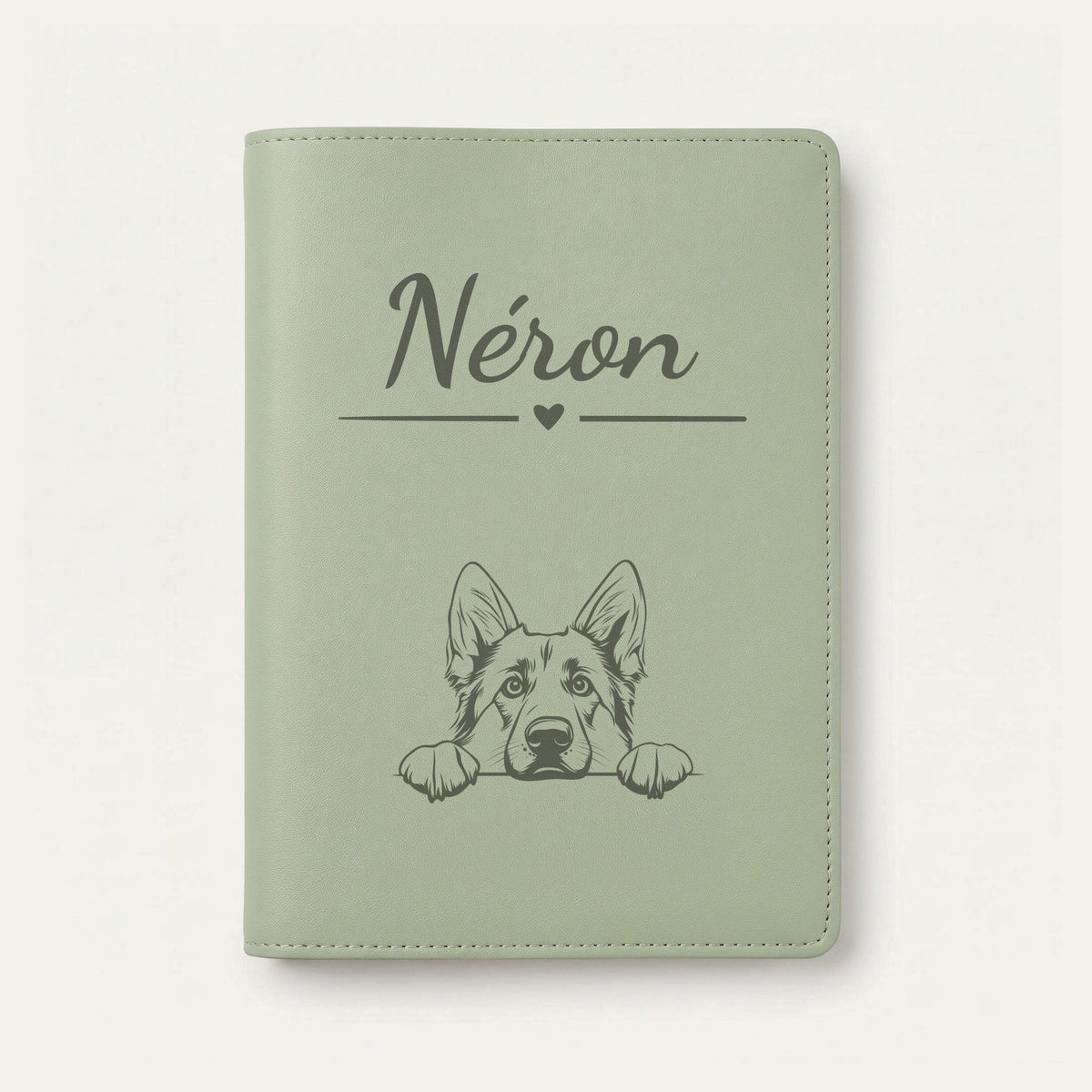 Protège carnet de santé chien personnalisé – Berger allemand — Vert sauge — Cœur — gravure « Néron »