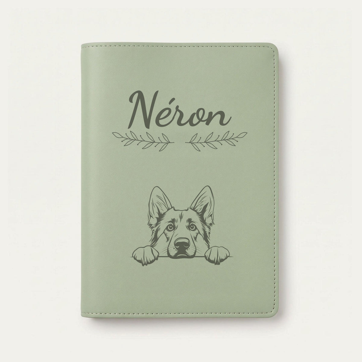 Protège carnet de santé chien personnalisé – Berger allemand — Vert sauge — Rameaux — gravure « Néron »
