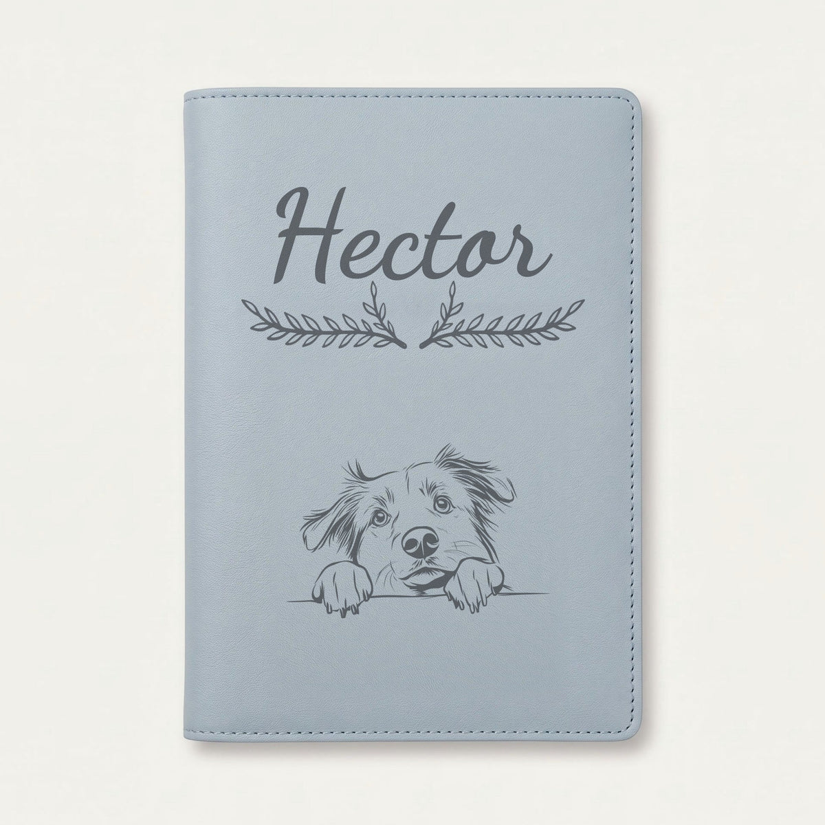 Protège carnet de santé chien personnalisé – Berger australien — Bleu nuage — Bouquet — gravure « Hector »