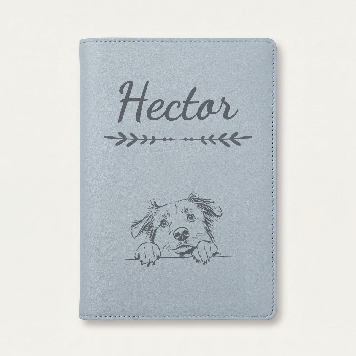 Protège carnet de santé chien personnalisé – Berger australien — Bleu nuage — Flèche — gravure « Hector »