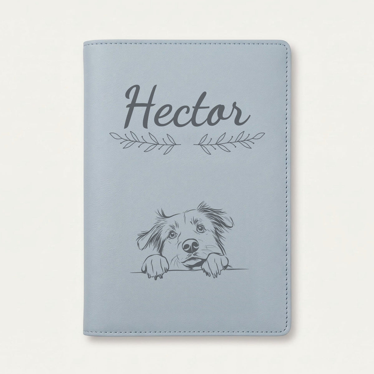 Protège carnet de santé chien personnalisé – Berger australien — Bleu nuage — Rameaux — gravure « Hector »