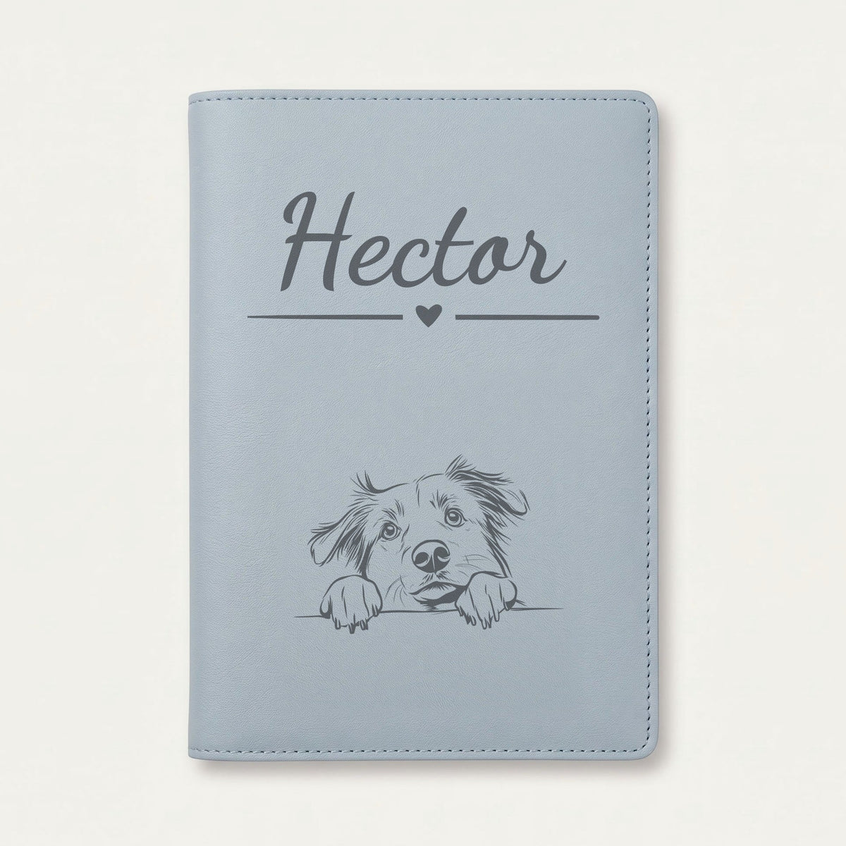 Protège carnet de santé chien personnalisé – Berger australien — Bleu nuage — Cœur — gravure « Hector »