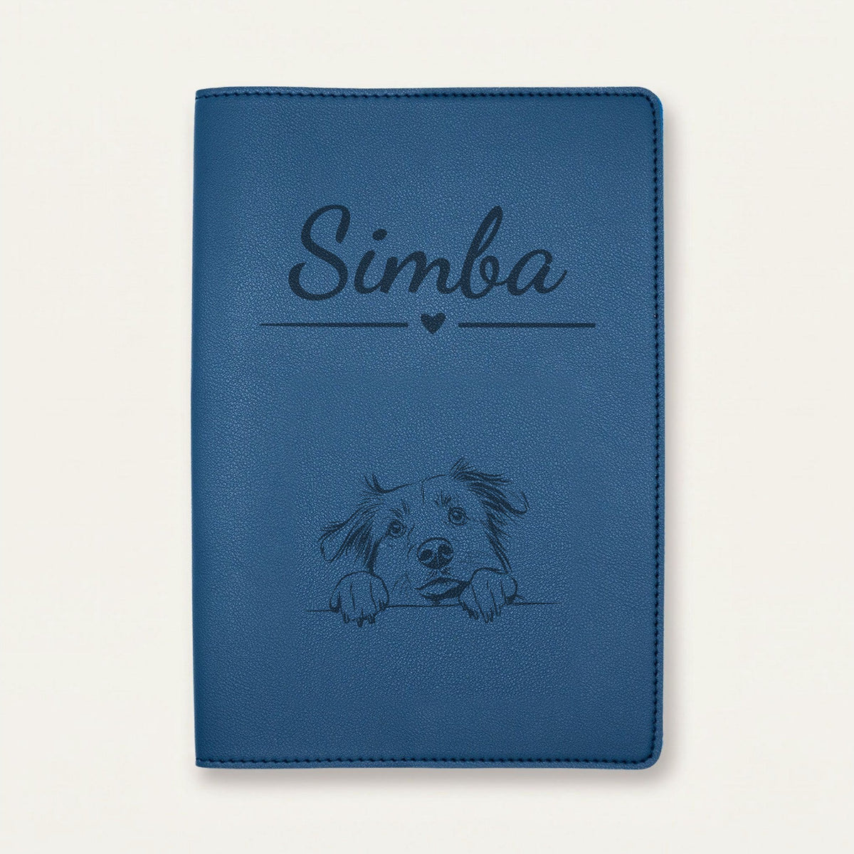 Protège carnet de santé chien personnalisé – Berger australien — Bleu nuit — Cœur — gravure « Simba »