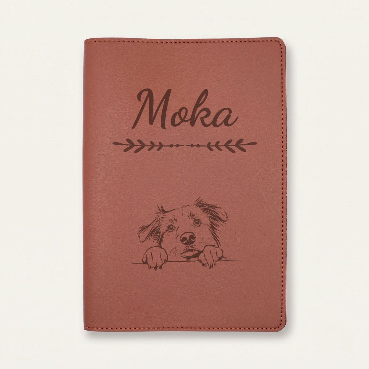 Protège carnet de santé chien personnalisé – Berger australien — Chocolat — Flèche — gravure « Moka »