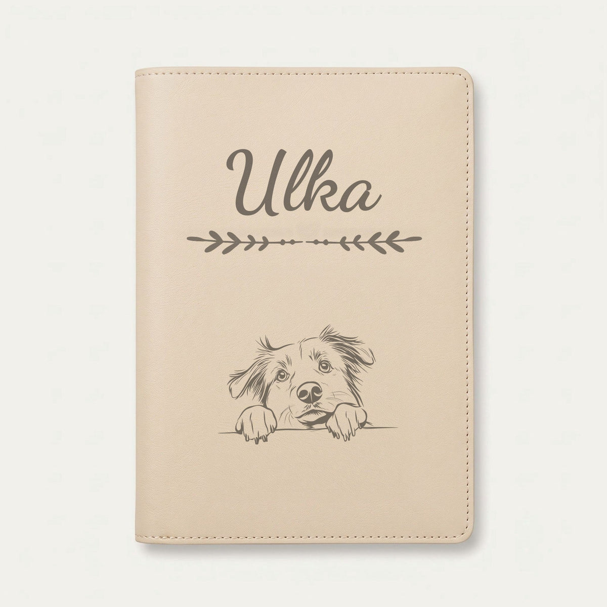 Protège carnet de santé chien personnalisé – Berger australien — Crème vanille — Flèche — gravure « Ulka »