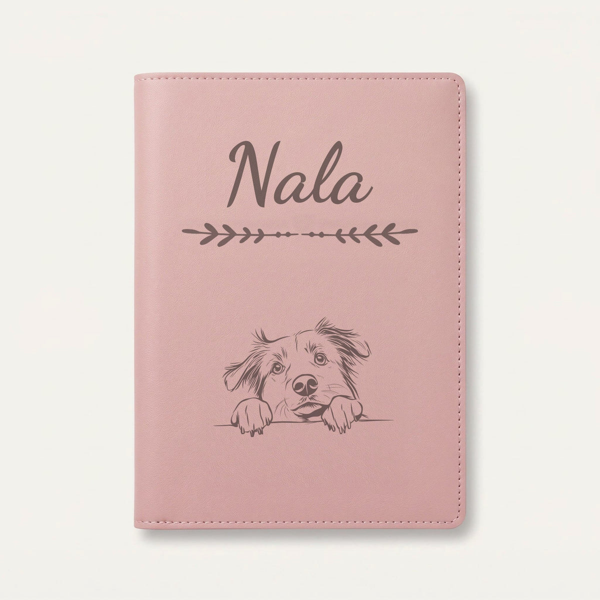 Protège carnet de santé chien personnalisé – Berger australien — Rose dragée — Flèche — gravure « Nala »
