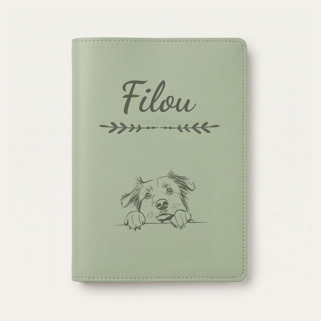 Protège carnet de santé chien personnalisé – Berger australien — Vert sauge — Flèche — gravure « Filou »