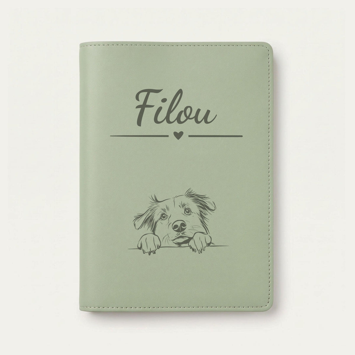 Protège carnet de santé chien personnalisé – Berger australien — Vert sauge — Cœur — gravure « Filou »