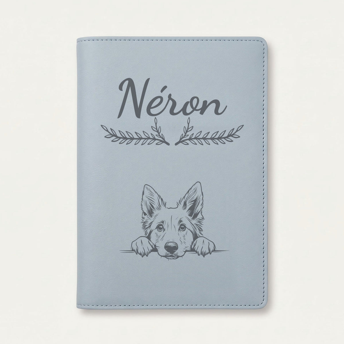 Protège carnet de santé chien personnalisé – Berger belge groenendael — Bleu nuage — Bouquet — gravure « Néron »