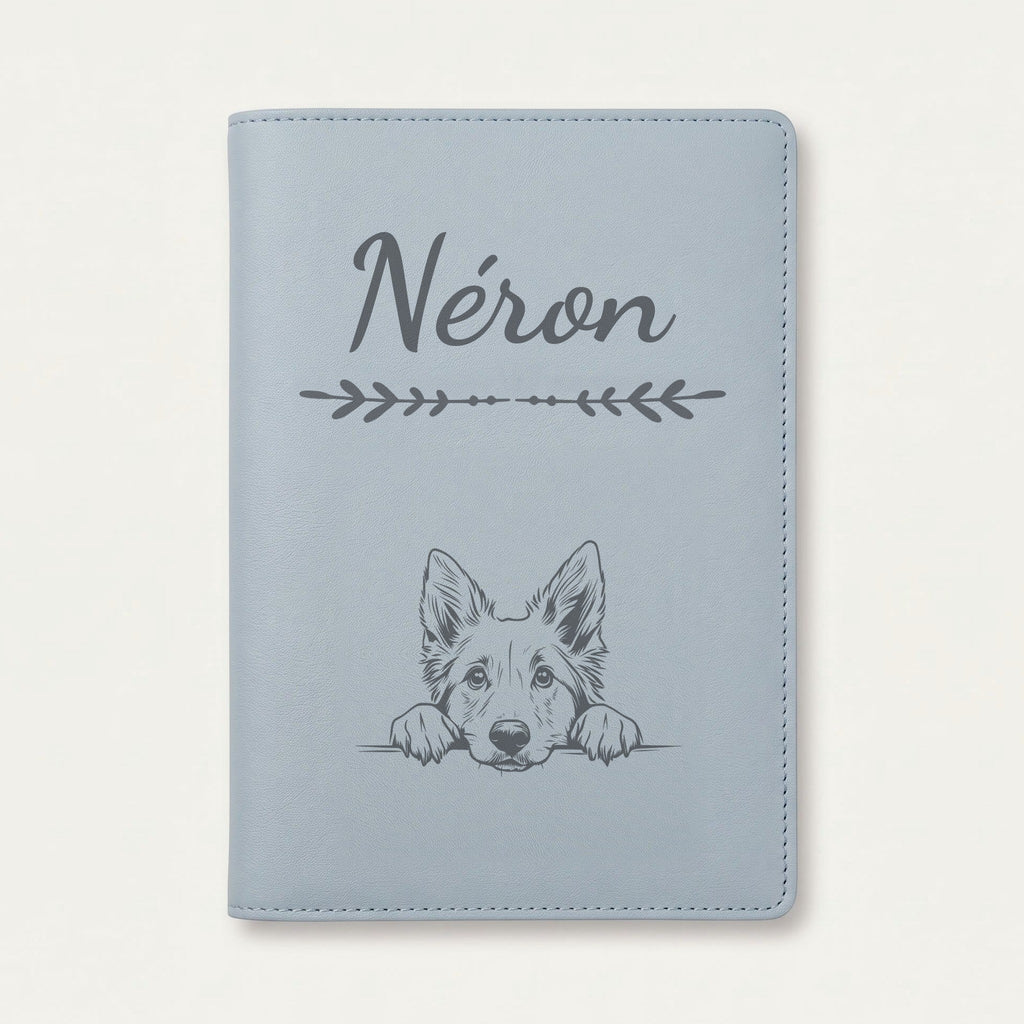 Protège carnet de santé chien personnalisé – Berger belge groenendael — Bleu nuage — Flèche — gravure « Néron »