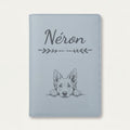 Protège carnet de santé chien personnalisé – Berger belge groenendael — Bleu nuage — Flèche — gravure « Néron »