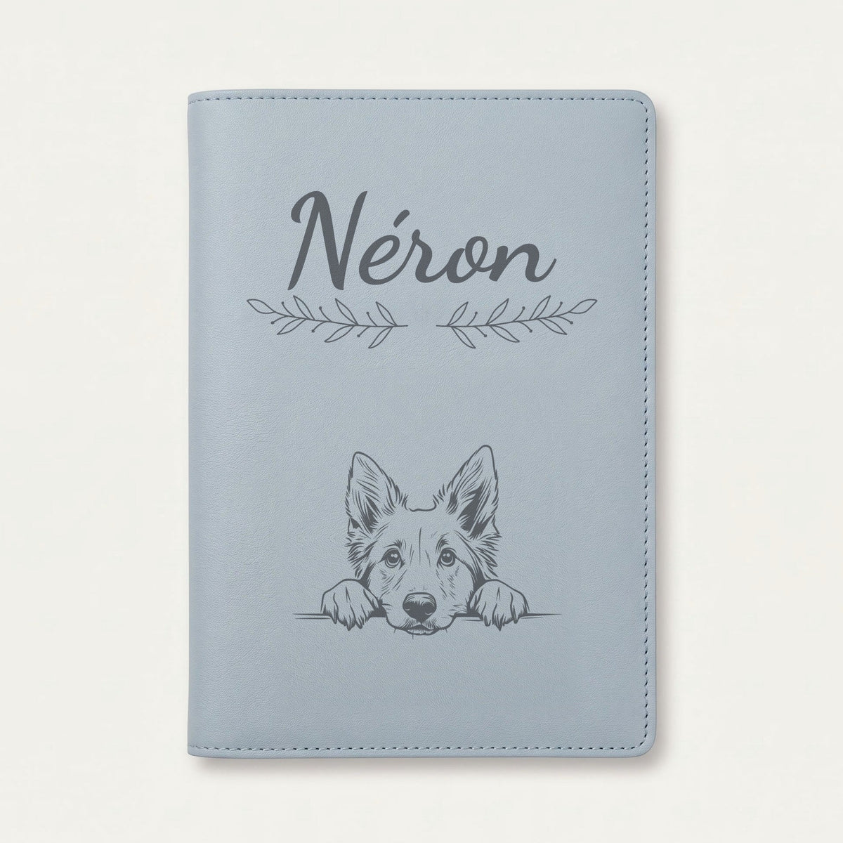 Protège carnet de santé chien personnalisé – Berger belge groenendael — Bleu nuage — Rameaux — gravure « Néron »
