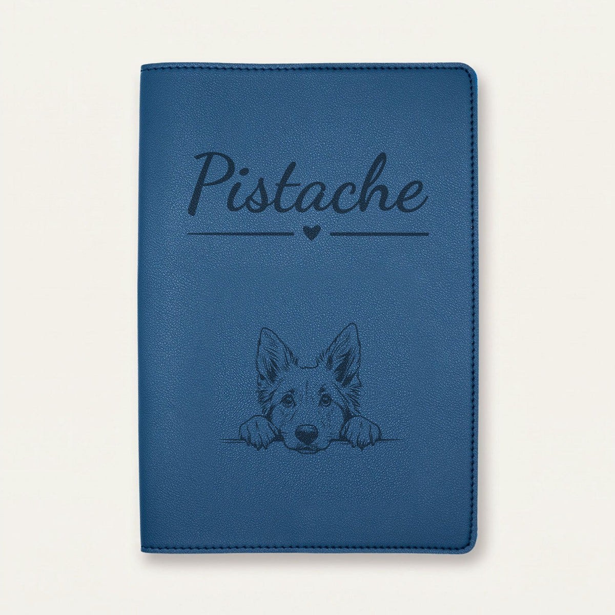 Protège carnet de santé chien personnalisé – Berger belge groenendael — Bleu nuit — Cœur — gravure « Pistache »
