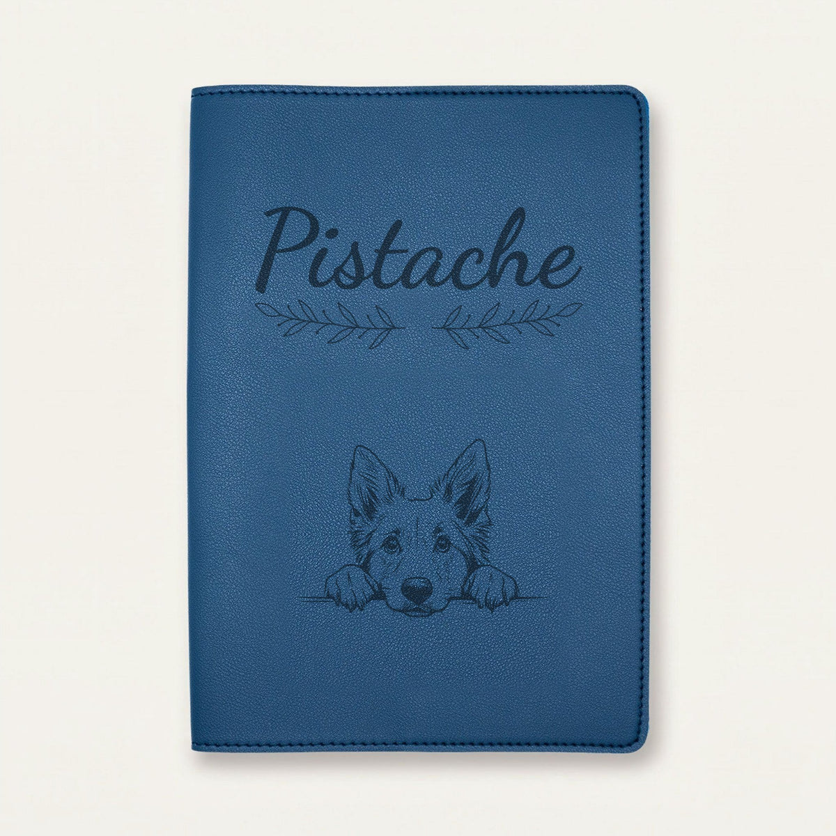 Protège carnet de santé chien personnalisé – Berger belge groenendael — Bleu nuit — Rameaux — gravure « Pistache »