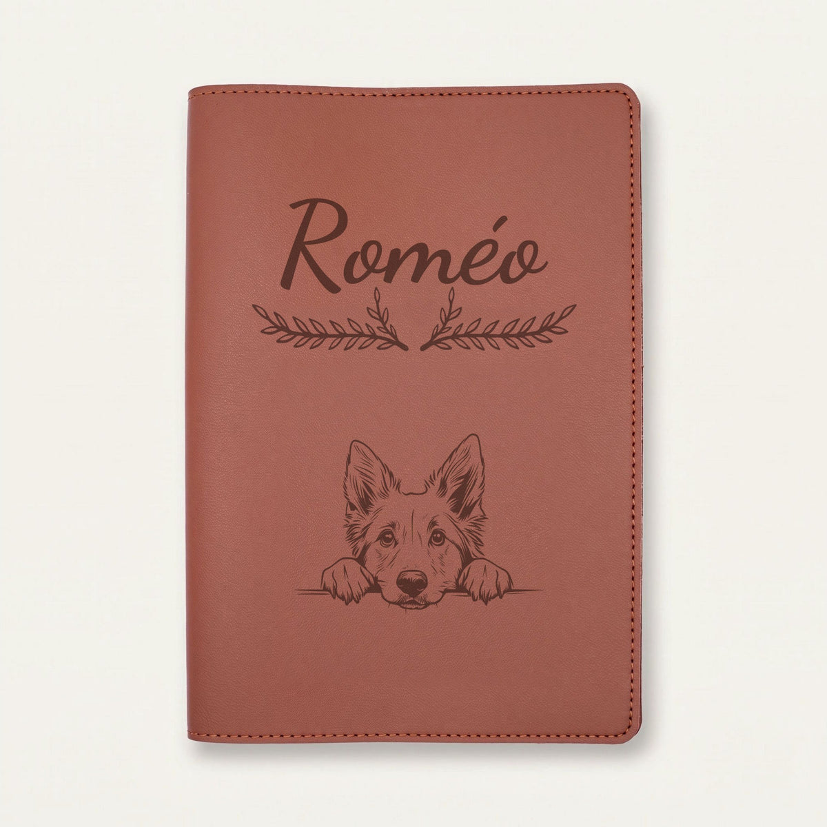 Protège carnet de santé chien personnalisé – Berger belge groenendael — Chocolat — Bouquet — gravure « Roméo »