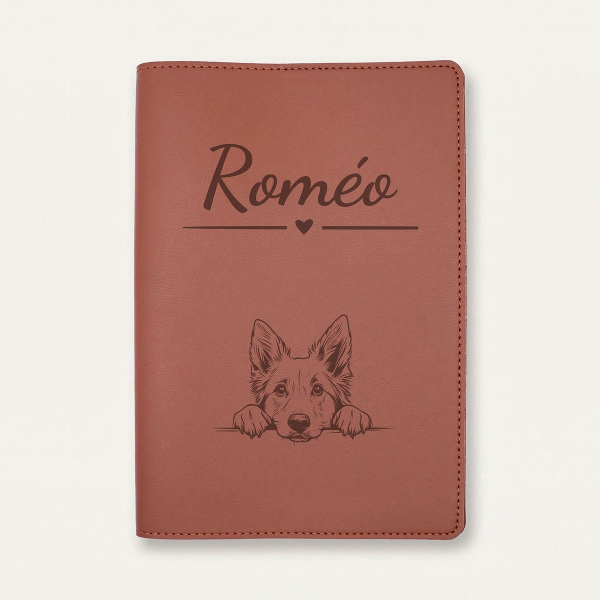 Protège carnet de santé chien personnalisé – Berger belge groenendael — Chocolat — Cœur — gravure « Roméo »