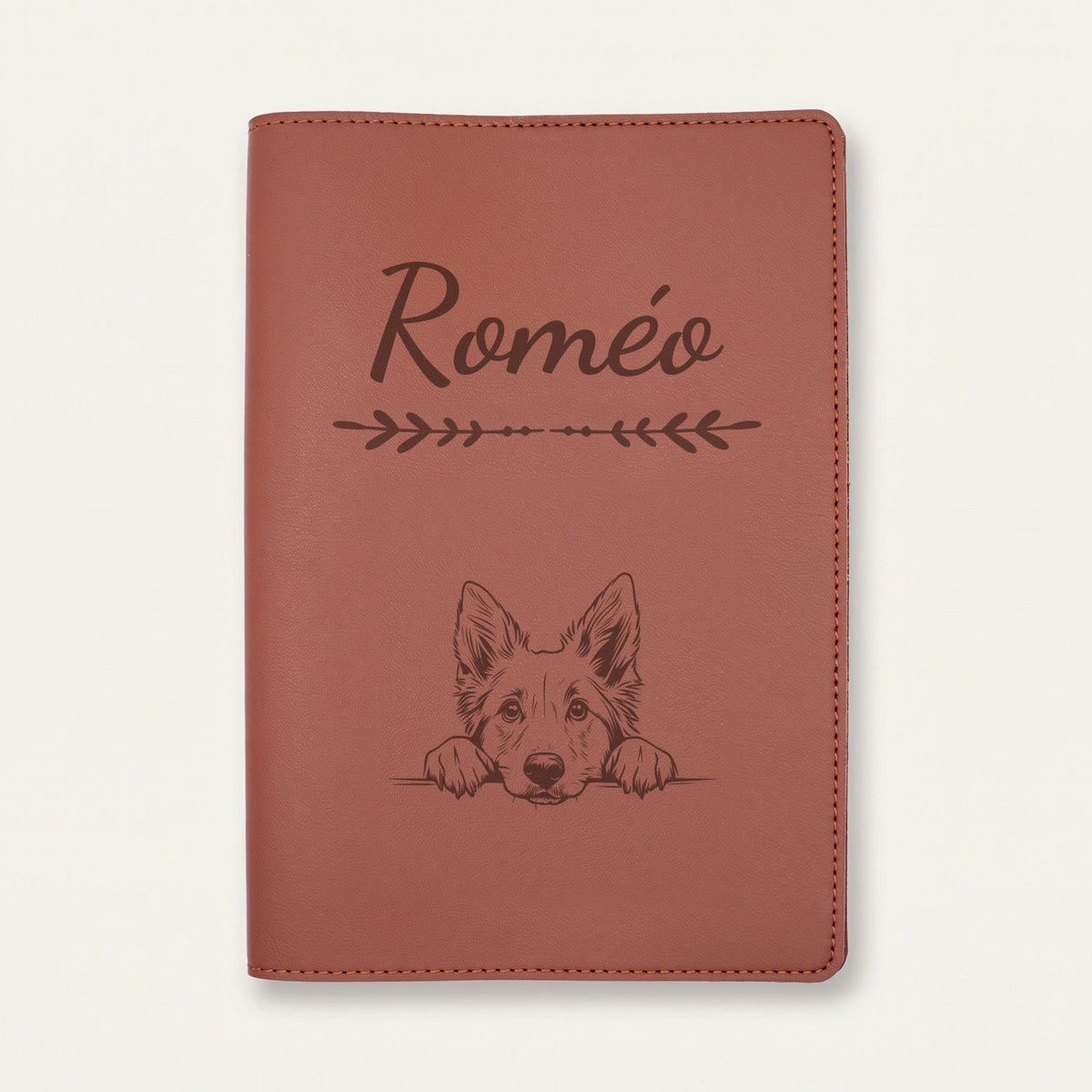 Protège carnet de santé chien personnalisé – Berger belge groenendael — Chocolat — Flèche — gravure « Roméo »